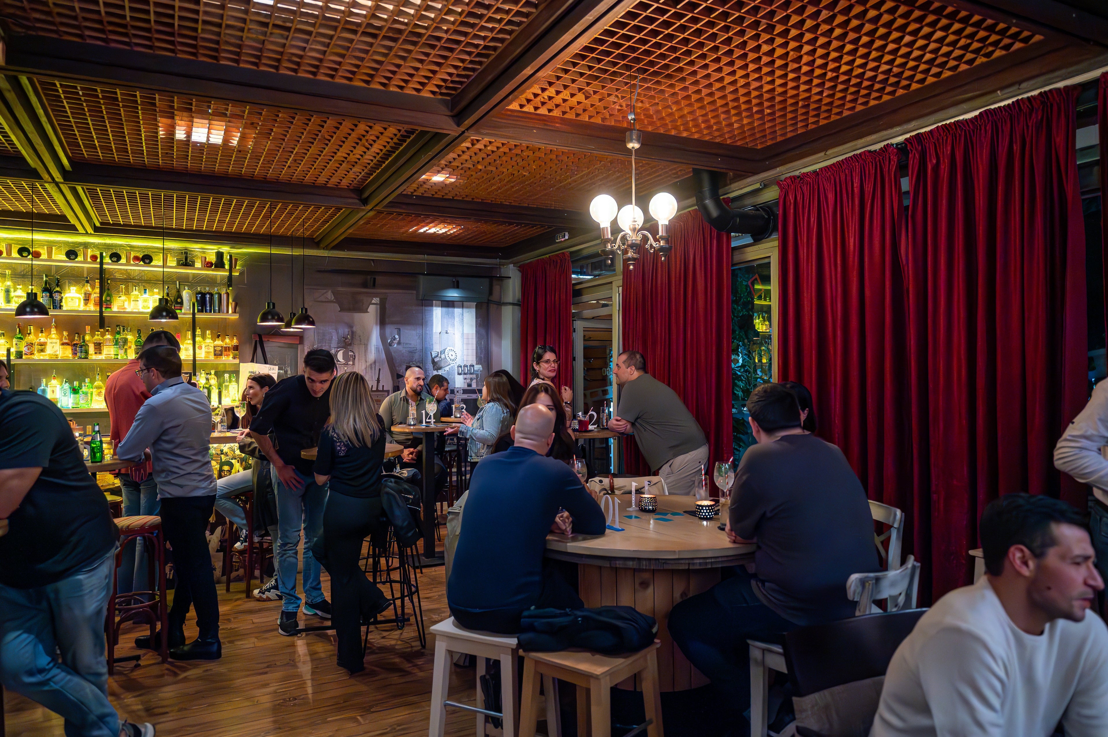 Остави приложенията – ето къде в Пловдив можеш да срещнеш нови хора на живо